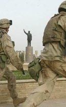  Soldaten VS bij beeld Saddam
