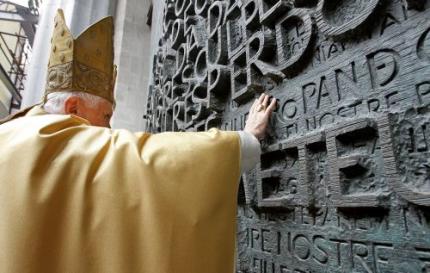 Paus wijdt basiliek Barcelona in