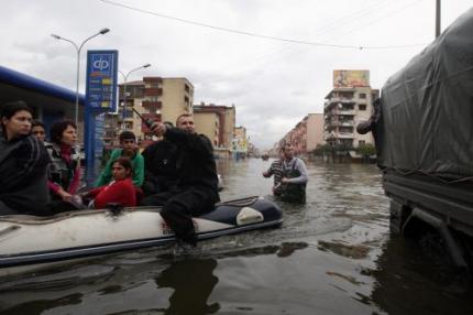 Duizenden evacuaties om watersnood Albanië