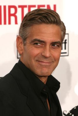 Clooney lacht gerucht over breuk weg