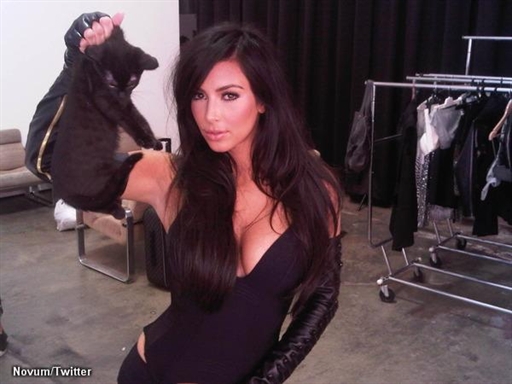 Kim Kardashian pakt kat bij nekvel