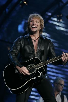 Jon Bon Jovi scheurt spier tijdens optreden
