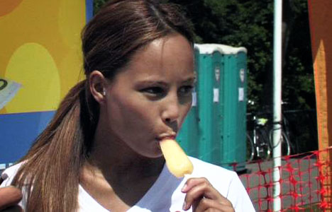 FOK!tv - Honkballen met Playmate Mai Lan