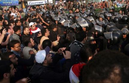Politie in actie tegen betogers Caïro