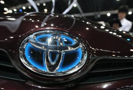 Toyota ziet winst bijna halveren