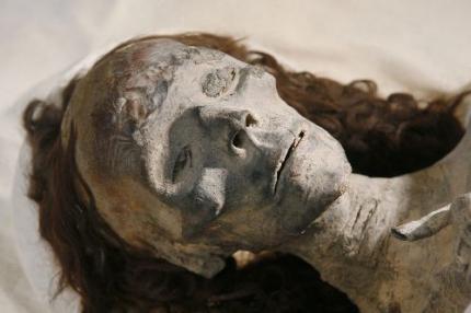 Verzamelaar geeft extreem oude mummies terug