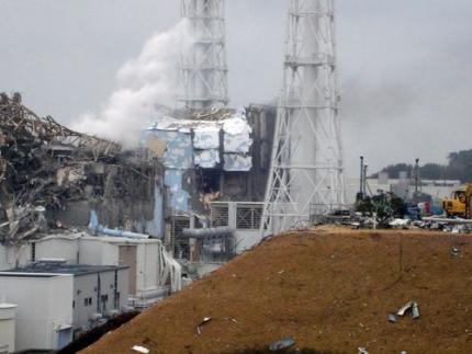 Reactoren Fukushima roken om de beurt