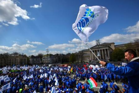 Duizenden betogen tegen bezuinigingen EU