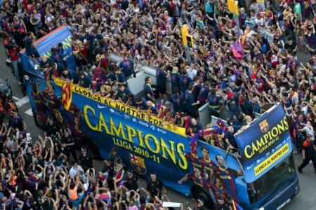 Spelers Barcelona gehuldigd