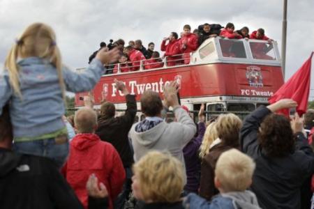 Verliezend Twente door duizenden gehuldigd