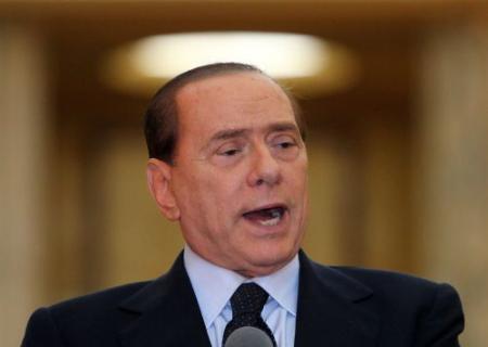 Berlusconi spreekt parlement toe