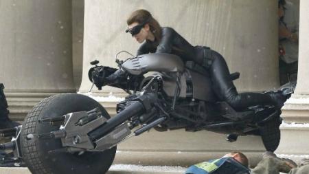 The Dark Knight Rises: Catwoman (stunt double) op Batpod