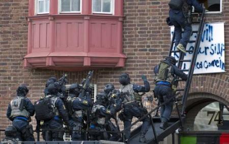 Zweedse politie bestormt ambassade Libië