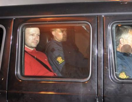 'Breivik belde de politie voor overgave'