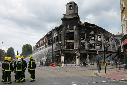 Afgebrande tapijthandel, Tottenham, Londen, 2011