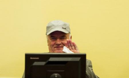 'Mladic eerst berechten voor Srebrenica'