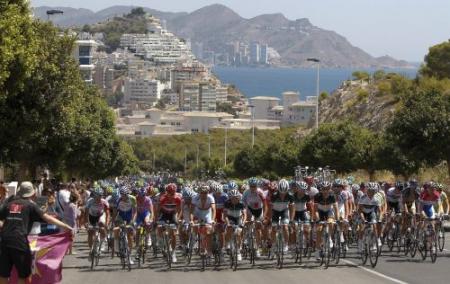 Lastras pakt leiderstrui na ritzege in Vuelta