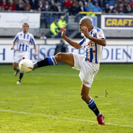 Alves tikt hier de 6-0 binnen (Foto: Pro Shots)