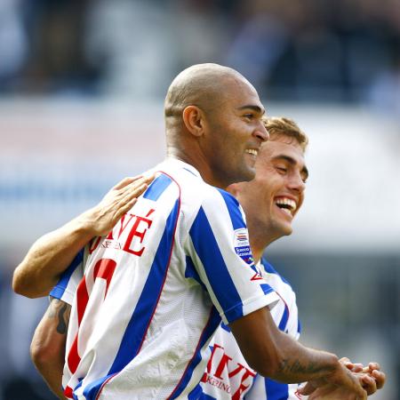 Alves viert alweer een doelpunt (Foto: Pro Shots)