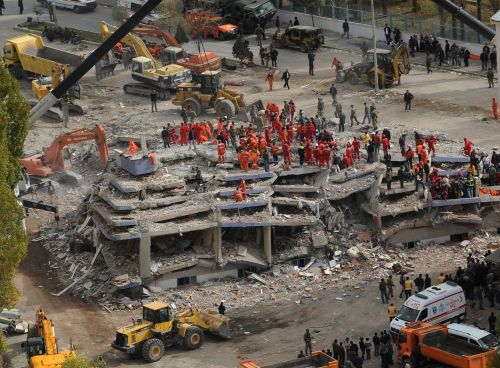 Turkse (27) na 66 uur gered uit puin