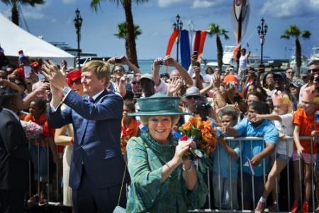 Koningin Beatrix begint bezoek aan Aruba