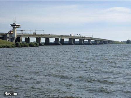 Rijkswaterstaat koelt bruggen (Foto: Novum)