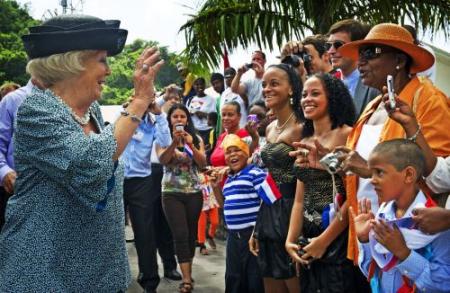 Emotioneel afscheid Saba van koningin Beatrix