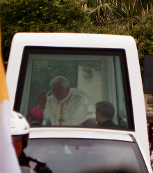 Benedictus XVI in pausmobiel (foto: Wikimedia)