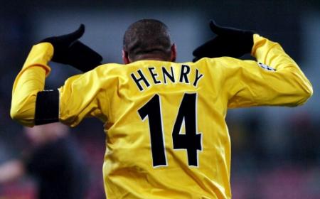 Arsenal onthult standbeeld Henry bij stadion