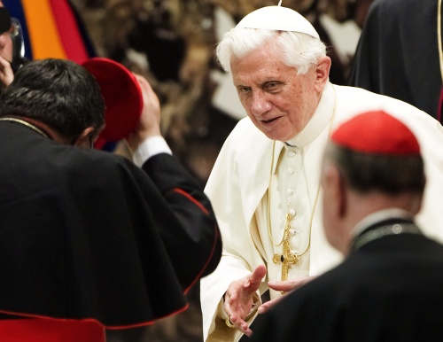 Paus tot leiders: geef jongeren meer macht