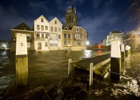 Wateroverlast tientallen woningen Dordrecht