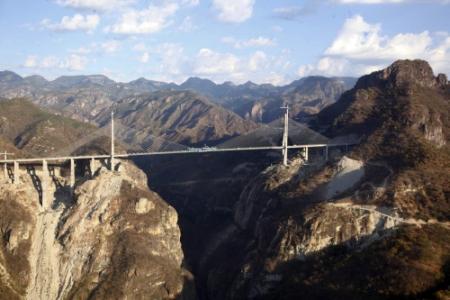 Mexico opent hoogste brug ter wereld