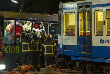 Passagier dood door botsing tram op bus