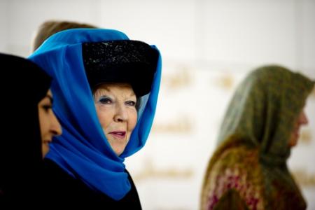 Koningin hult zich in abaya voor moskeebezoek