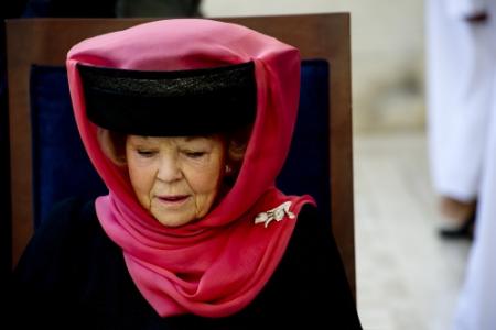 Koningin houdt hoofd bedekt bij bezoek moskee