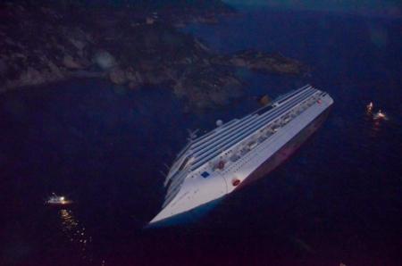 Twee mensen levend gevonden in cruiseschip