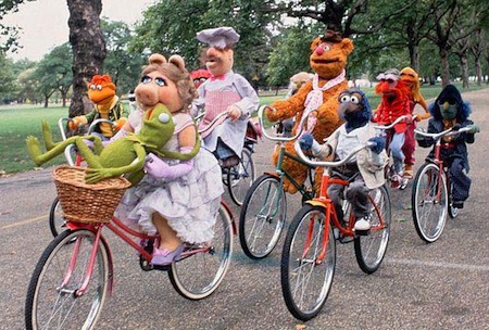The Great Muppet Caper - fietsende Muppets