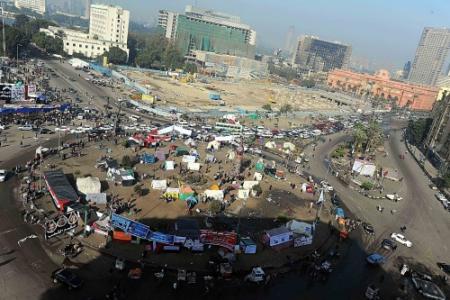 Egyptenaren bezetten Tahrirplein tegen leger