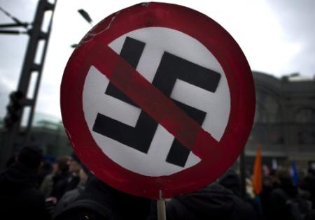 Felle protesten tegen mars neonazi's Münster