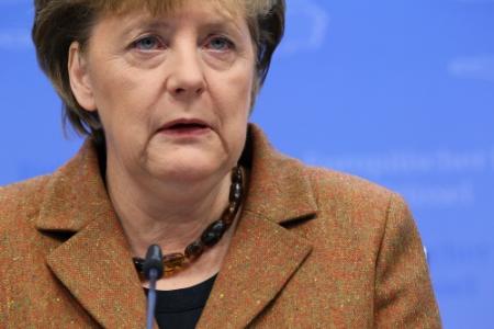 Merkel: Griekenland uit euro zou ramp zijn