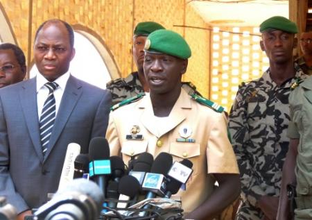 Militairen Mali dragen macht over