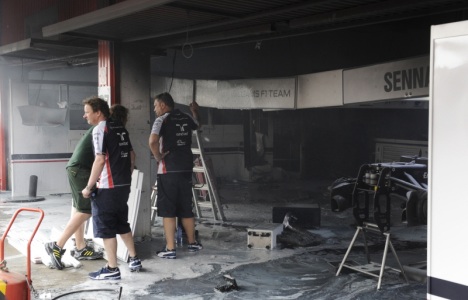 [Upd] Zwaargewonde bij brand in pits Williams F1 