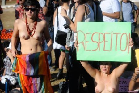 Duizenden vrouwen lopen Braziliaanse SlutWalk
