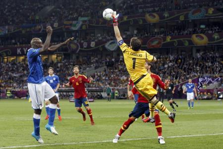 Casillas haalt de bal weg