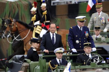 Duizenden militairen marcheren in Parijs