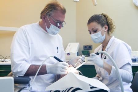 Proef met vrije tandartstarieven moet stoppen