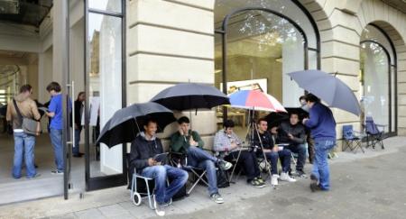 Honderden wachten op iPhone 5 in Amsterdam