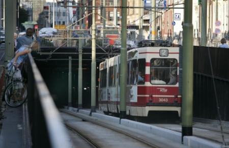 Auto rijdt tramtunnel binnen