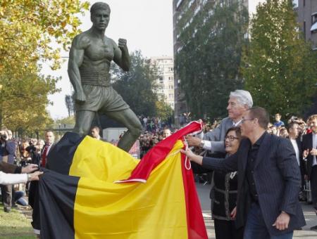 Brussel onthult beeld Jean-Claude Van Damme