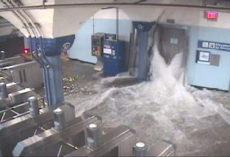 Water stroomt door liftschacht new york subway
